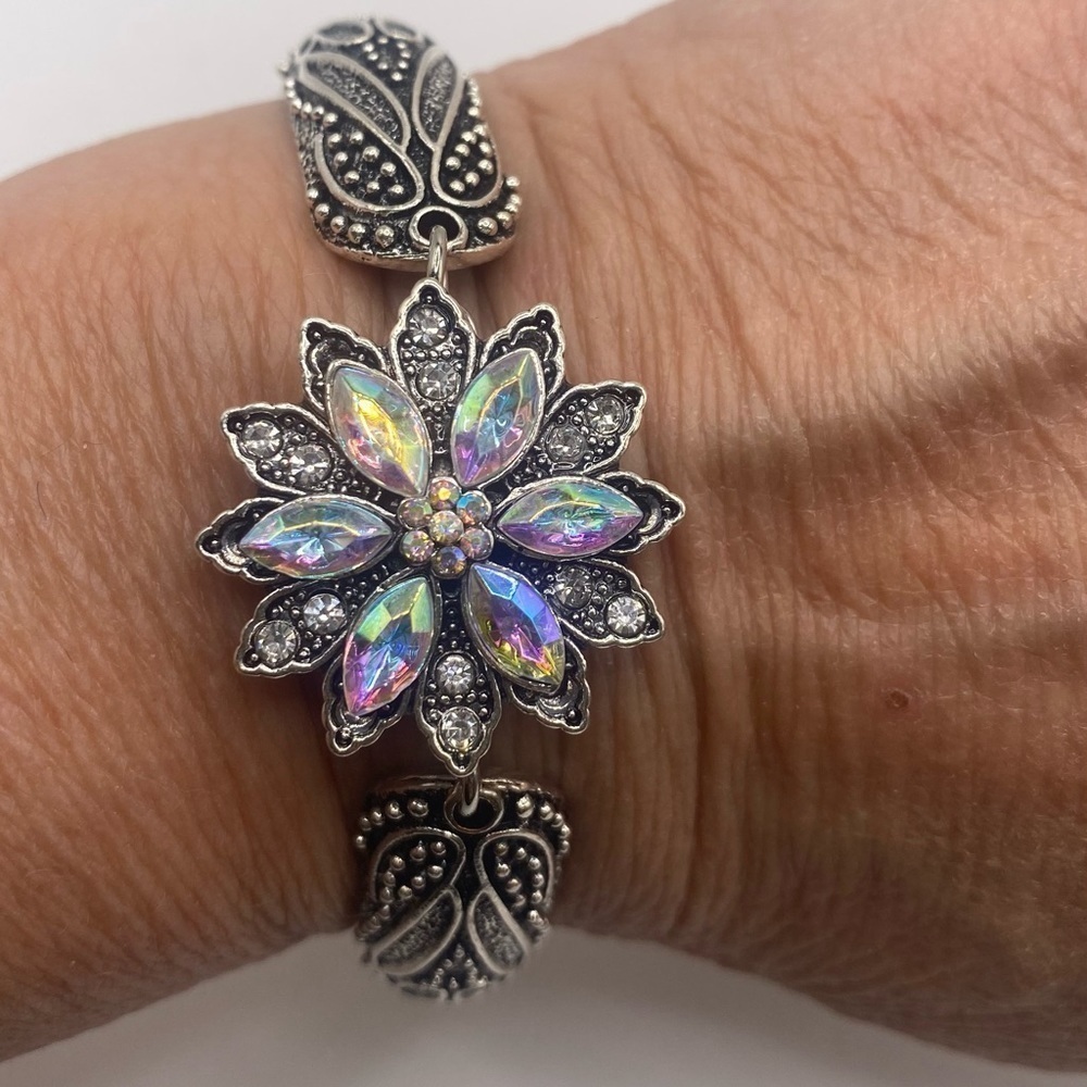 Vintage Style Iridescent Flower Snap Jewelry Bangle Bracelet. Size: S-M. NWT NEW